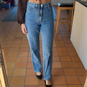 Blå straight jeans - Blå jeans med straight leg