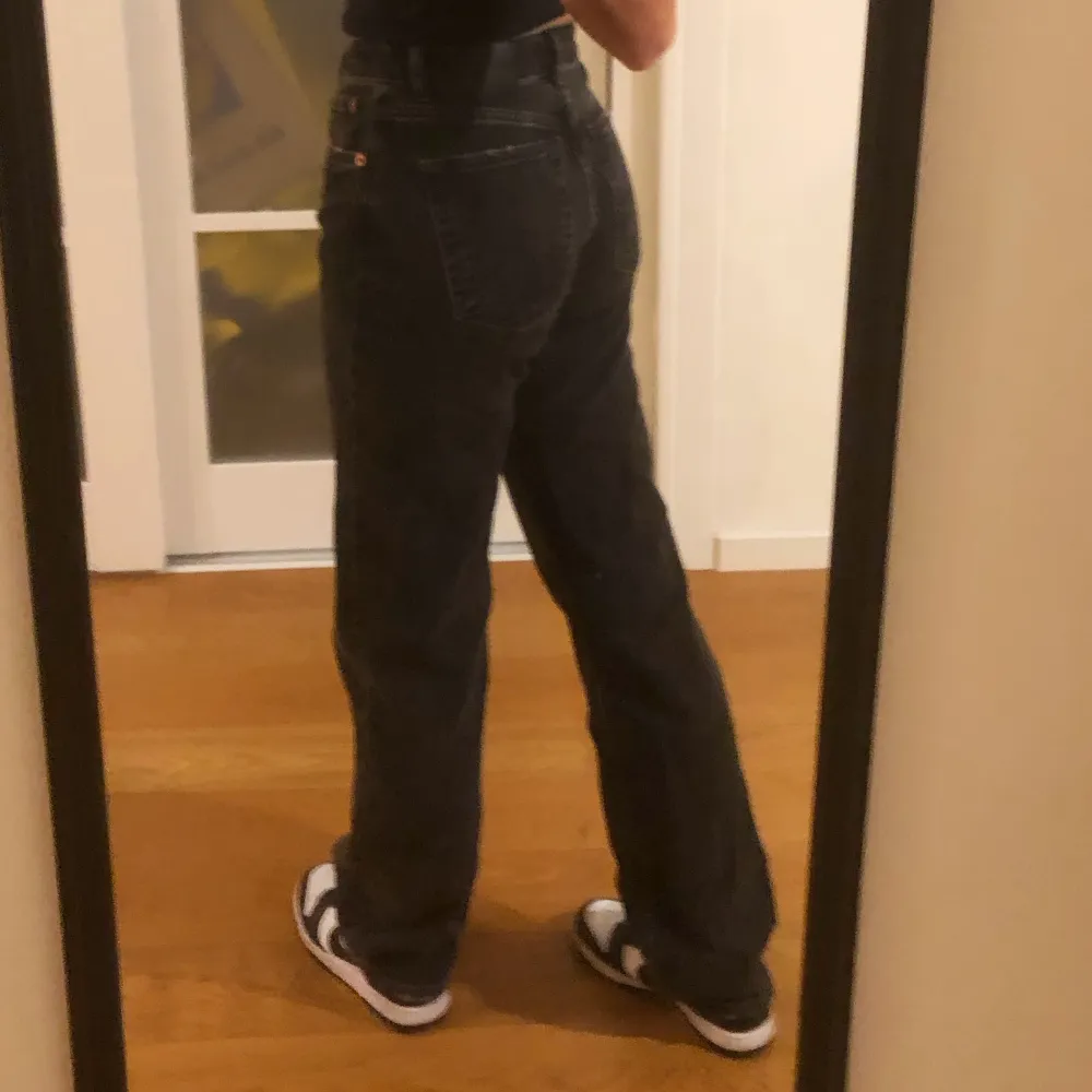 Säljer dessa skit snygga mid waist straight jeans från zara då dom inte kommer till användning längre.✨ Dem är i storlek 36 passar perfekt på mig som är 1,63cm.  Köpta för ca 499kr säljer för 200kr frakten ingår i priset . Jeans & Byxor.