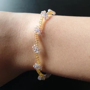 Armband - Säljer det här hemmagjora blomarmbandet för 35 kr+fri frakt. Ca 17 cm som ni ser på bilden.