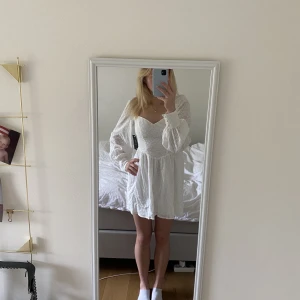 Klänning  - Otroligt snygg klänning med öppen rygg från NA-KD X Chloe Schuterman.  Säljer pågrund av att jag valde ha en annan på min konformation. Aldrig använd och prislappen sitter fortfarande på. Köpte den för710kr. 