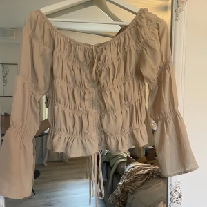 Söt blus  - Söt blus från NLY trend. Använd några gånger. Nyskick.  Skriv vid funderingar 😊