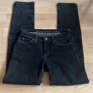 Low waist jeans  - Säljer ett par Mac jeans. I storlek 27. De är low waist straight och har inga defekter. Om ni har några frågor är det bara att ställa 😊
