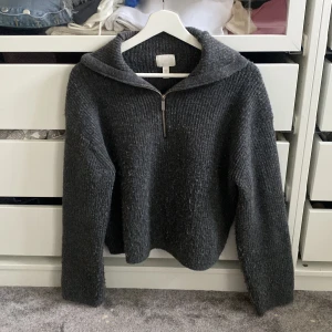 Stickad tröja med dragkedja - Jättemysig nu till hösten! Storlek Xs men passar mig som brukar ha S/M