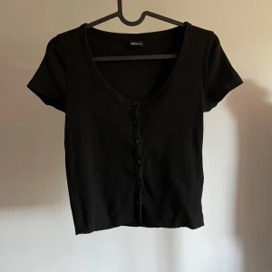 Topp - Svart topp från Gina tricot i storlek S 