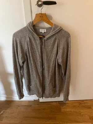 Zip hoodie Davida  - Säljer nu denna tröja då den inte längre passar och jag slängt kvittot. Har även en likadan till salu fast grå. Denna tröja är i ny skick. 