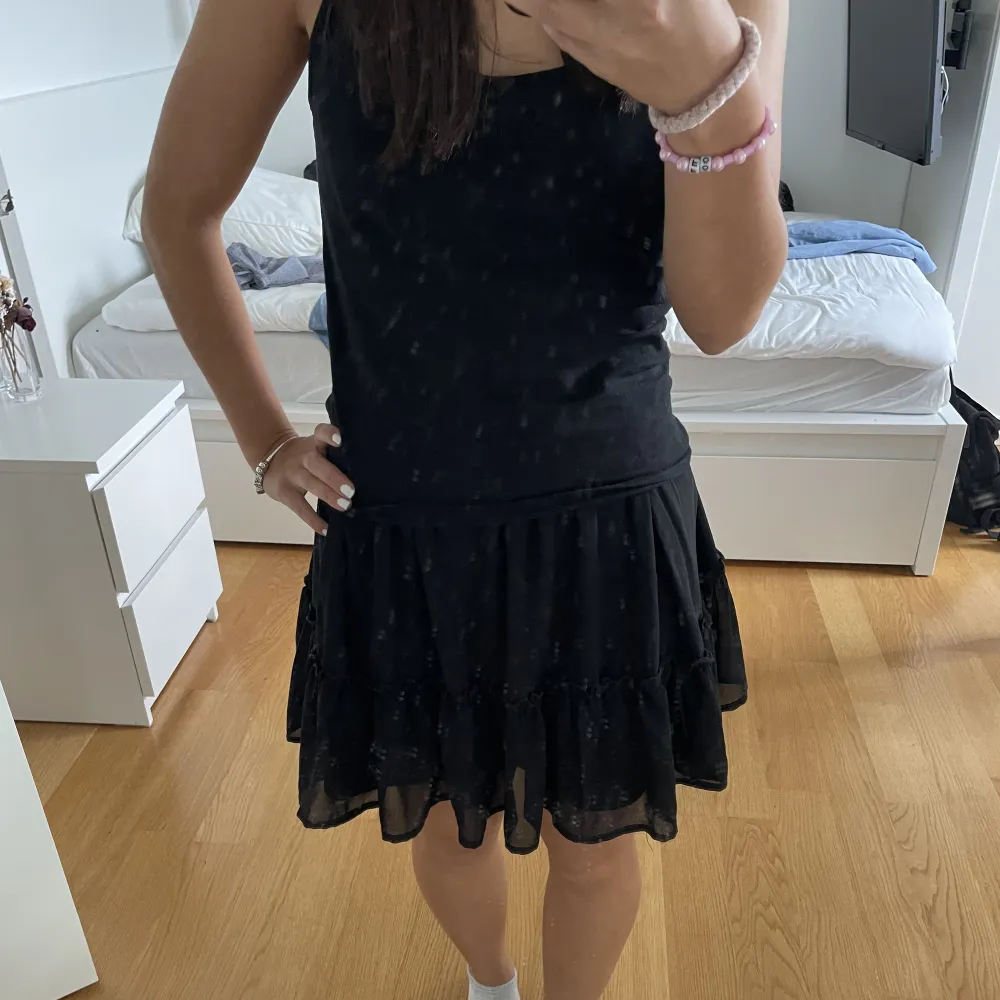 Super söt svart kjol ! Bra skick och str M men passar också s.🌸💕💕perfekt nu till sommaren. Kjolar.
