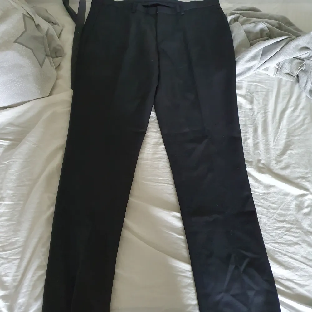 Hej säljer min j lindeberg kavaj plus kostymbyxor har inte använt den så slepper dem för en billig peng.  hopper U active hopsack blazer  Nypris 4000  kostymbyxorn grant active  hopsack pants size 52 nypris 2000  Säljer båda för 3000  Pris kan diskuteras. Kostymer.