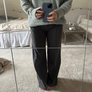 Grå kostymbyxor  - Säljer dessa supersnygga gråa kostymbyxorna från HM då jag inte använder dom längre!! 💞