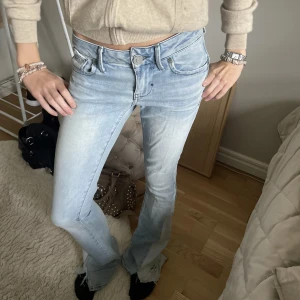 Lågmidjade jeans - Lågmidjade ljusblåa jeans från G-star⭐️dom är bootcut, i storlek 26 och längd 32