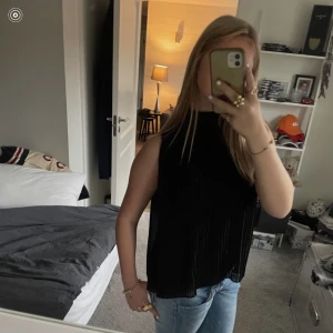 Blus - Svart blus utan ärmar och lite polo💕