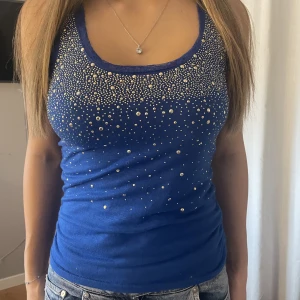 Linne - Säljer mitt super snygga linne från Enza&Lea i storlek S. Super fint att ha på festliga tillfällen💙💙