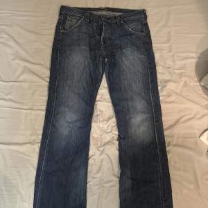 Såå snygga lågmidjade bootcut jeans från Lee🥰 super fint skick! Säljer då det är pyttelite små för mig tyvärr🥰 midjan rakt över är 45 cm☺️ stl W33 L32! Skicka för fler bilder!