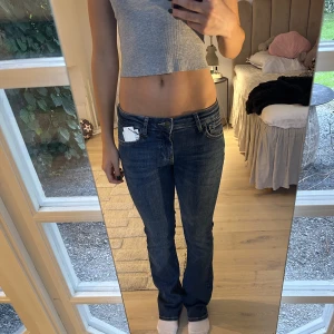 Low waist flare jeans - Ett par lågmidjade butcut jeans från zara som jag råkade beställa fel storlek i därav har de kvar prislappen. Helt oanvända och är i storlek 36. Nypris 399, priset kan diskuteras💗💗Köparen står för frakten