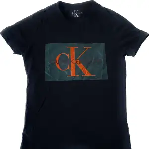 T-shirt i nyskick ifrån Calvin Klein, strl m men