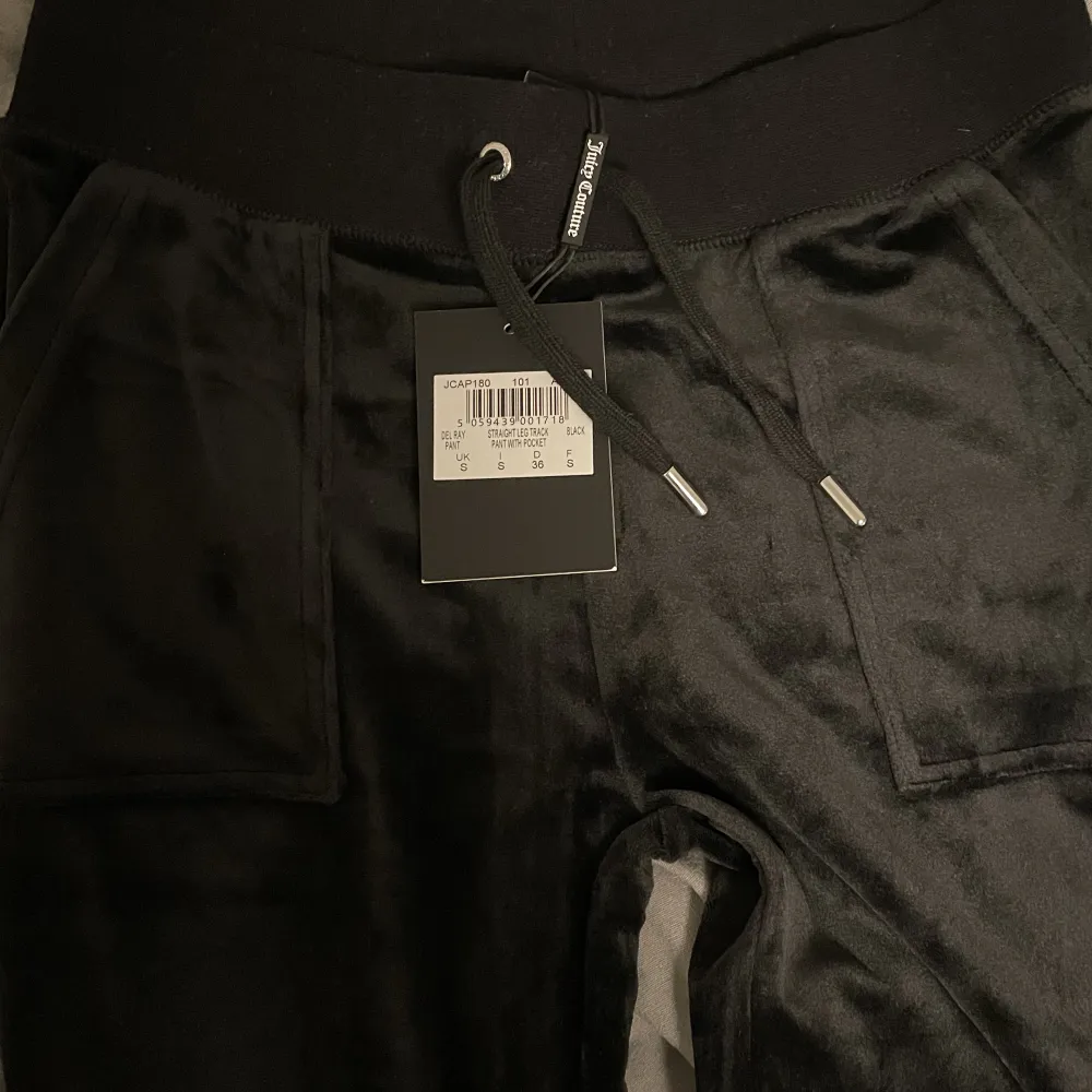 Helt oanvända svarta juicybyxor. Säljer då de inte kommer komma till användning. Storlek S. Köpte dem för 1200 kr. 🩷. Jeans & Byxor.