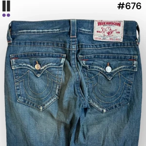 true religion #676 - True Religion jeans i model Joey 💜 Tag 31W 💜Midja (rakt över) 40cm 💜 Innerben 80cm 💜 Ytterben 104cm 💜 Benöppning 26cm 💜 Nedgångna 💜Våra mått blir W=31 och L=31 💜 Men jämför alltid måtten med dina bästa jeans💜676