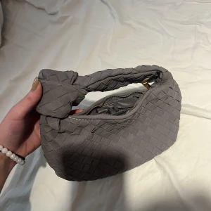 Bottega veneta - Bottega veneta liknande väska, helt oanvänd.