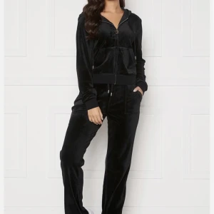 HELA SÄTTET - HELA SÄTTET tröj är stl m och byxor storlek s, knappt andvänt, skriv privat för fler bilder