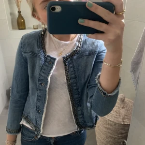 Croppad jeansjacka - Så cool jeansjacka!! Med coola detaljer🙌🏽