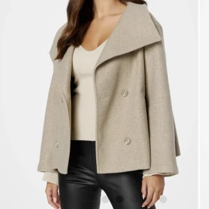 Beige kappa - Såå fin beige kappa från bubbleroom. Storlek 34 men passar även s✨ köp direkt för 650kr💖