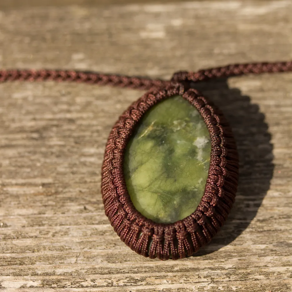 Handgjort makramé halsband med grön sten. Accessoarer.