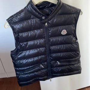 Moncler gui väst SVART  - Svart moncler gui väst skick 9av10 storlek 2 