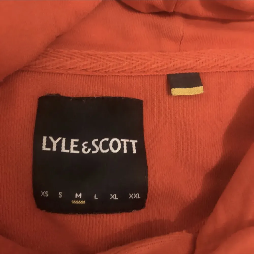 Snygg Orange/Röd lyle&scott hoodie, skick 9/10🤩. Hoodies.