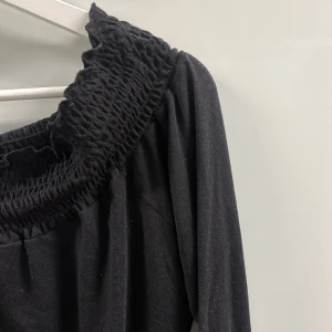Topp - Svart off shoulder topp i strl xs. 