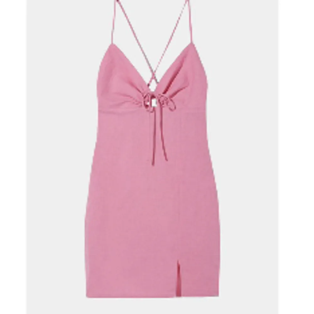 Säljer denna rosa klänning då den bara skulle användas på min 18 års dag🩷. Klänningar.