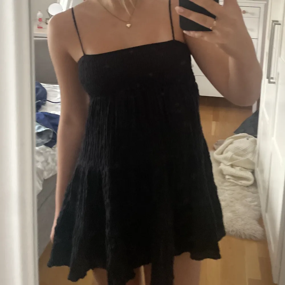 Säljer denna trendiga svarta klänningen från Zara. Tycker den är så snygg men är lite kort så kommer till användning. Den är helt oanvänd och prislappen är kvar. Jag är 166cm och om ni har frågor är de bara och skriva.💕. Klänningar.