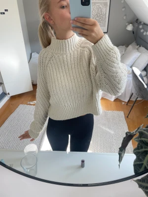 Tjock stickad tröja - Perfekt tröja till hösten! en varm tröja med polo med en fin stickning. Inte använt många gånger säljer därför nu. 