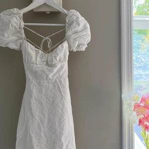 zara klänning - Säljer denna zara klänningen då den inte kommer till användning❤️