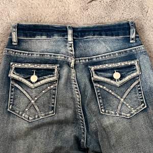 Mid waist jeans från shein, därmed priset. Super fina och sköna.
