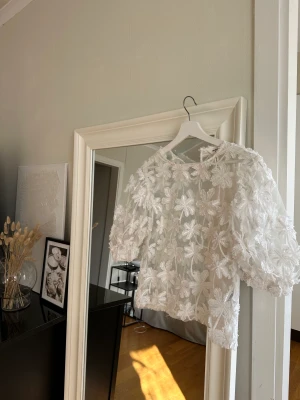 Blus  - Blus från object, super fin med en spets bh under!