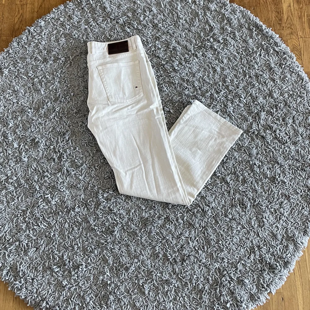 Tommy vita jeans från 2000-2002 Condition: 9/10 knappt använda mest suttit i låda. Jeans & Byxor.