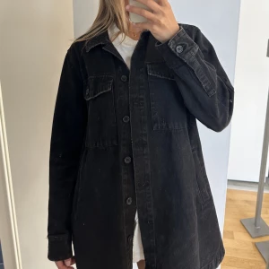 Svart Jeansjacka - Svart längre jeansjacka ifrån Zara! Fint skick. 