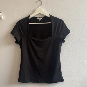 Svart tröja - Svart tröja från hm, aldrig använd då den är för stor för mig