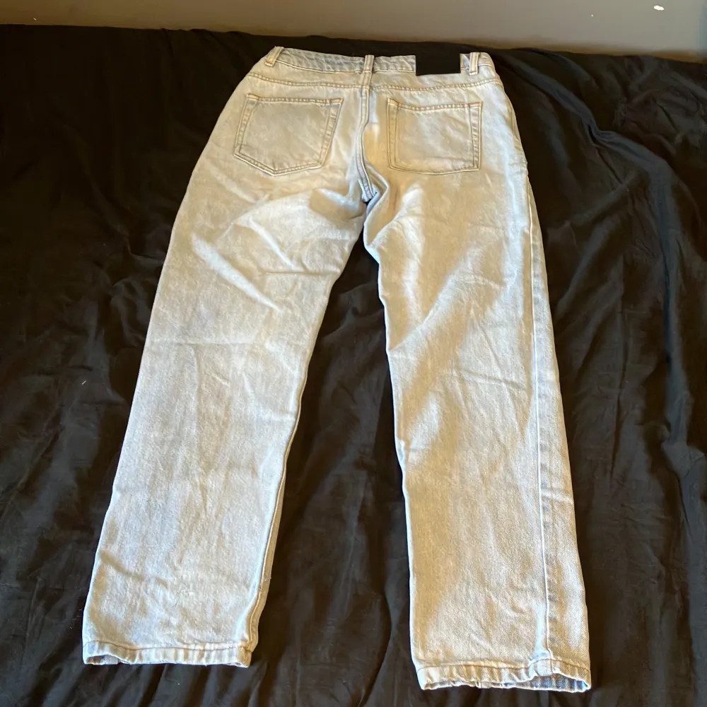Ljusblå grunt jeans köpta från kidsbrandstore för 600kr.                    storlek 27. Jeans & Byxor.