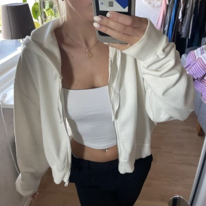 Vit kofta🤍 - En superfin kofta i bra skick! Använts en gång🤍  