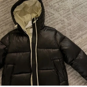 Viterjacka - Säljer denna jacka som är egendesignad från H&M! Storleken är XS men passar mig som har XS/S💗den är i helt nyskick och lapparna sitter kvar, säljer pga att jag har liknande💓kan sälja billigare för smidig affär