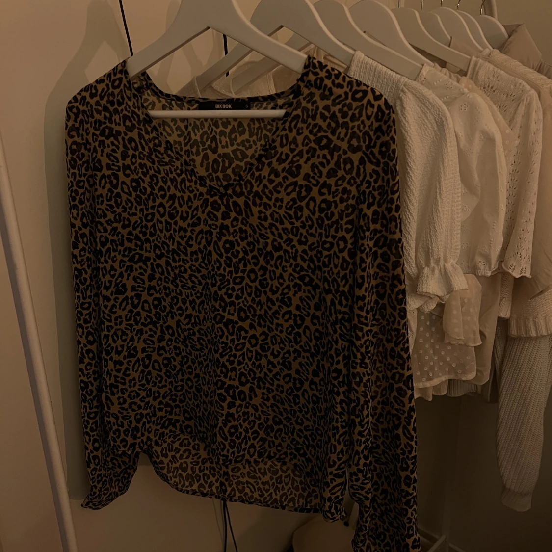 Jättefin blus i leopardmönster - 90