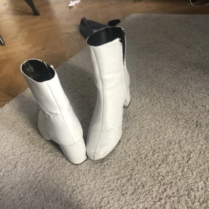 Vita boots  - Smutsiga men går att rengöra innan köp