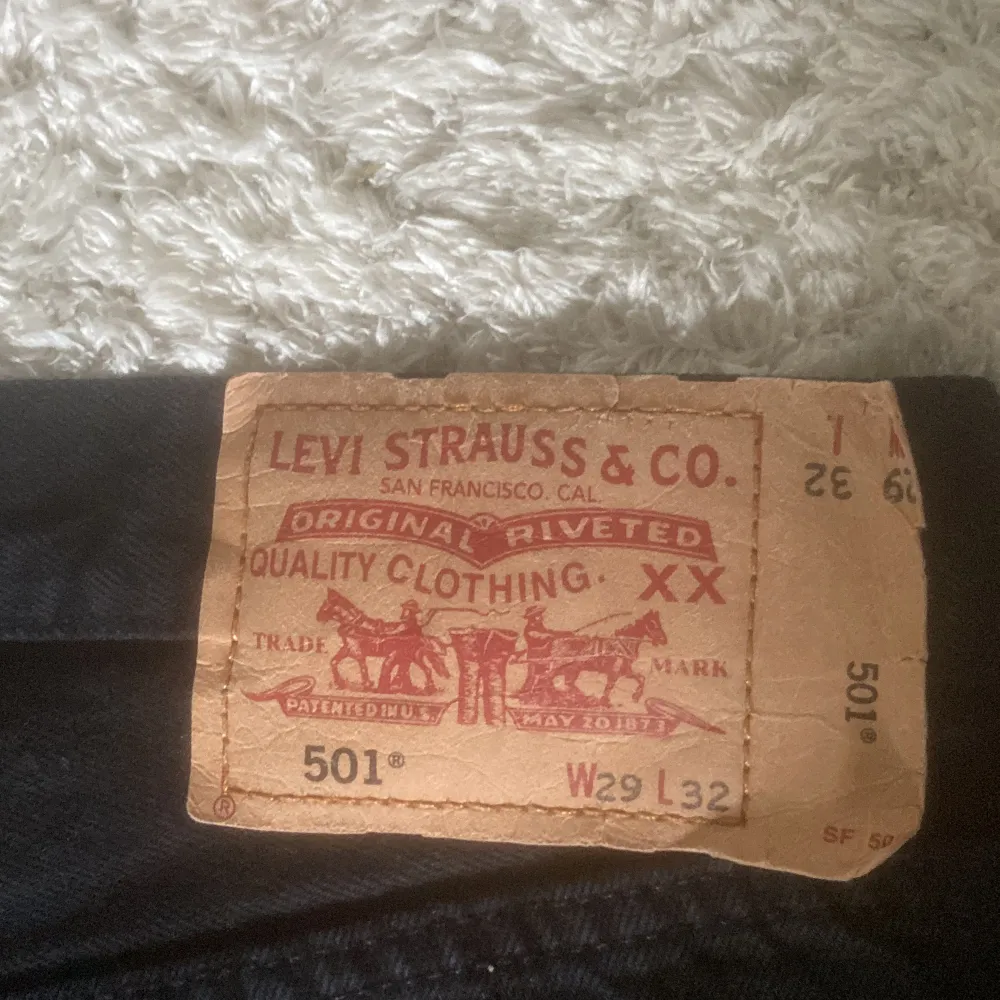 Säljer ett par svarta straight jenas från Levi’s i storlek W29 L32. De är i ett bra skick.. Jeans & Byxor.