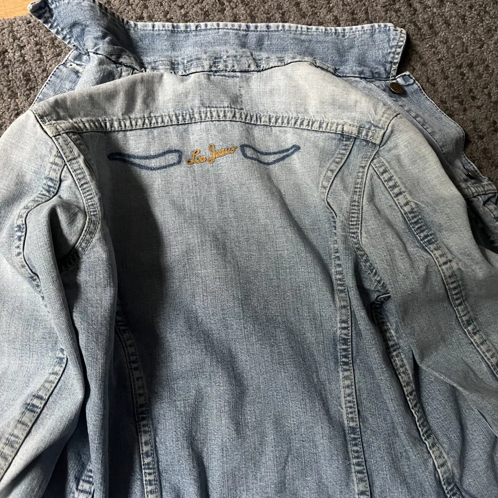 Såå snygg jeans jacka från Lee som är köpt på Sellpy för ett tåg sen, använd men är i fint skick 💕💕. Jackor.
