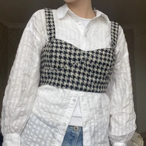 Topp - Söt topp från ginatricot. 60-talsvibes!Snygg med tröja, skjorta eller inget under🖤I väldigt bra skick.