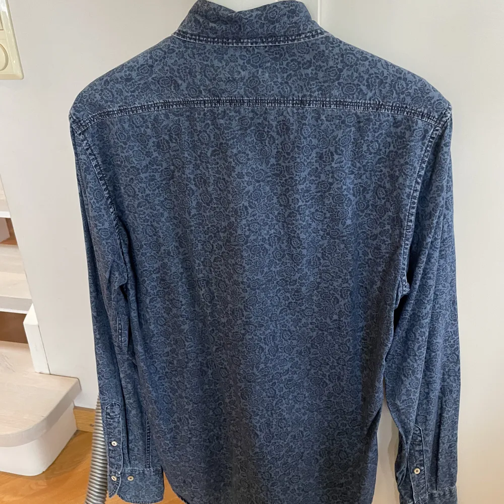 En Stenströms skjorta i fint skick med unikt mönster. I storlek M . Skjortor.