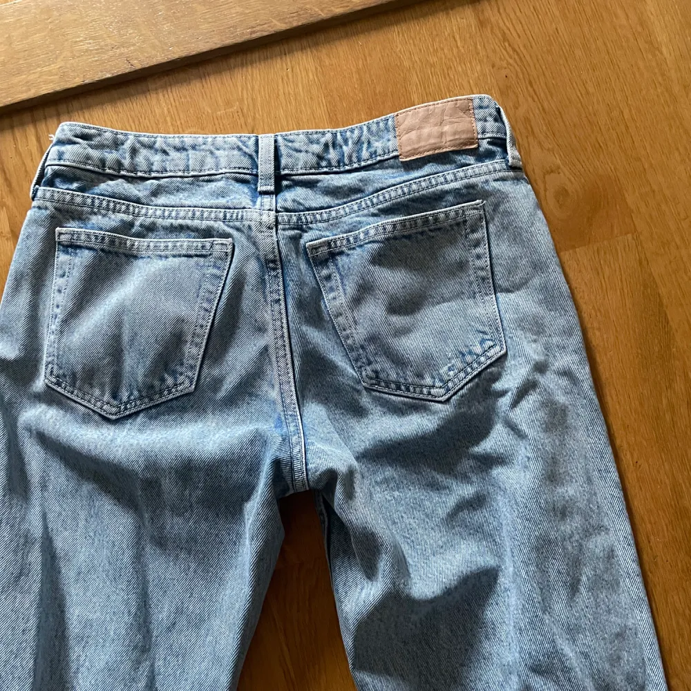 Snygga lågmidjade jeans från Weekday💙 Dem är använda men inte jätteslitna, säljer pga att jag aldrig använder dem längre. Dem är i modellen Arrow så dem är lågmidjade och raka i modellen💟. Jeans & Byxor.