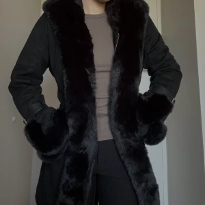 pälsjacka i mocka - (fuskpäls) som ny! originalpris 1949kr, sitter som M