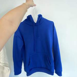 Säljer denna starkfärgade blåa hoodie 💜💜TRYCK EJ KÖP NU 
