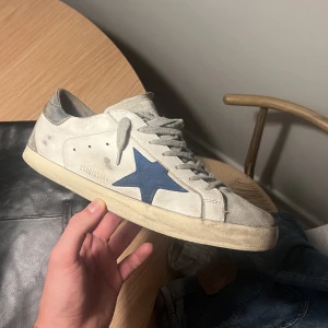 Golden goose sneakers - Säljer nu dessa golden goose sneakers i storlek 42 (sitter som 43/43.5) skicket är gott, lite smutsiga men tillhör designen. Nypris cirka 5500, säljer för 3000 men kan eventuellt gå ner lite i pris vid smidig affär. 